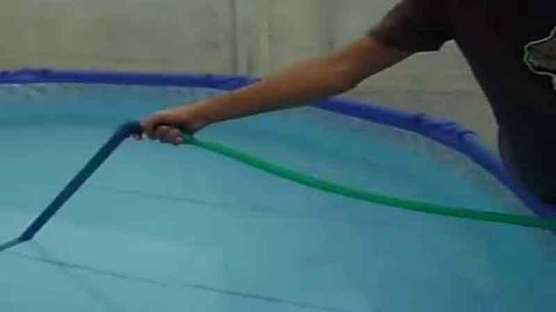 How to Manually Vacuum The Pool to Keep It Clean